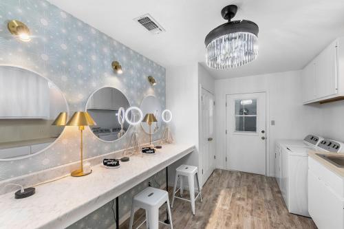 Das Bach Haus - Game Room Make-Up Room & Hot Tub in Fredericksburg, USA