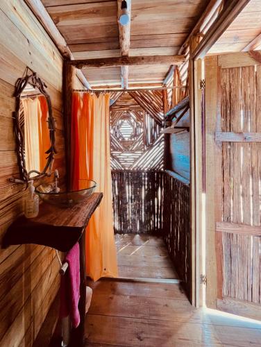 Vannas istaba, Urraca Monkey Island Eco Resort in Punta Laurel
