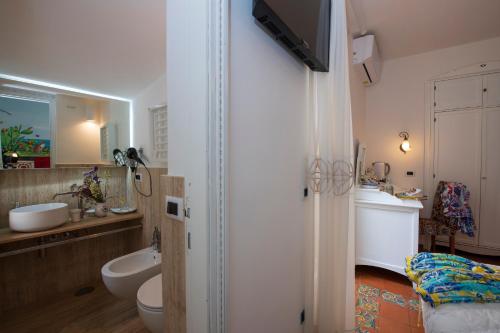Standard Double Room image 7