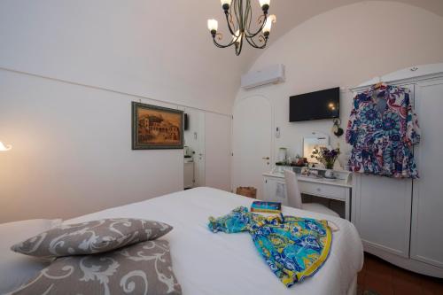 Economy Double Room image 6