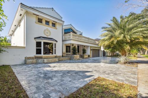 Tropical Pool Paradise x 6-BD 4-BA Luxury Living in Miami Lakes