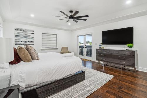 Tropical Pool Paradise x 6-BD 4-BA Luxury Living in Miami Lakes