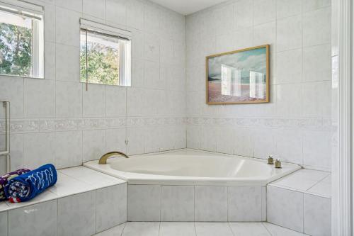 Tropical Pool Paradise x 6-BD 4-BA Luxury Living in Miami Lakes