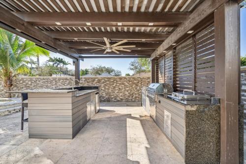 Tropical Pool Paradise x 6-BD 4-BA Luxury Living in Miami Lakes