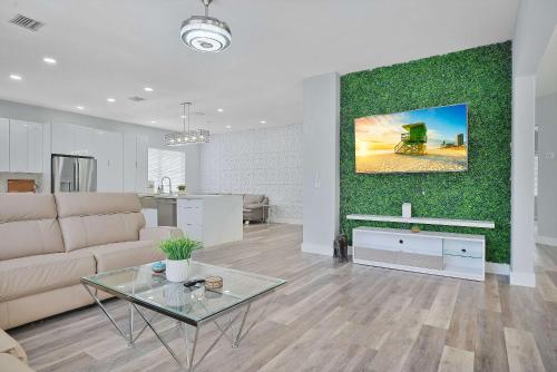 5-BD 5-BA Tropical Oasis - Pool Patio Tiki Hut in Hialeah, USA