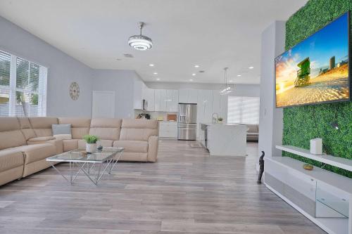 5-BD 5-BA Tropical Oasis - Pool Patio Tiki Hut in Hialeah, USA
