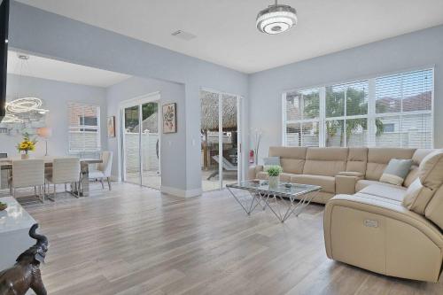 5-BD 5-BA Tropical Oasis - Pool Patio Tiki Hut in Hialeah, USA