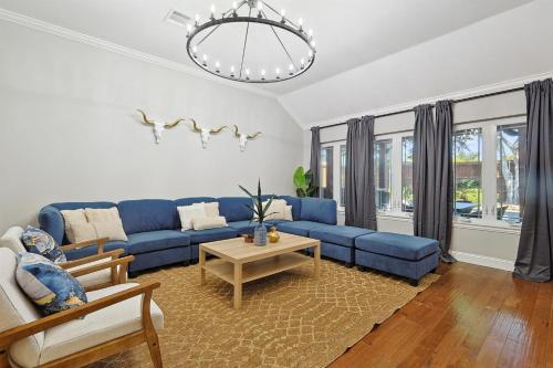 5BD 2BA w Backyard Oasis Pool Jacuzzi Firepit in Corinth, USA