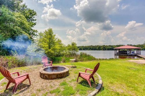 Lake Holbrook Waterfront Vacation Rental w/ Dock! in Mineola (TX)