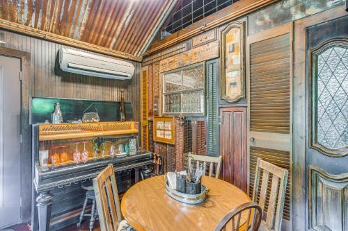 Lake Holbrook Waterfront Vacation Rental w/ Dock! in Mineola (TX)