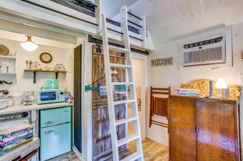 Lake Holbrook Waterfront Vacation Rental w/ Dock! in Mineola (TX)