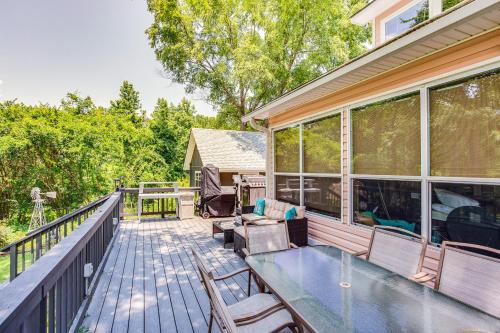 Lake Holbrook Waterfront Vacation Rental w/ Dock! in Mineola (TX)