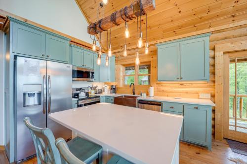 Stunning Banner Elk Cabin Rental with Hot Tub! in Banner Elk, USA