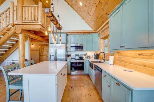 Stunning Banner Elk Cabin Rental with Hot Tub! in Banner Elk, USA