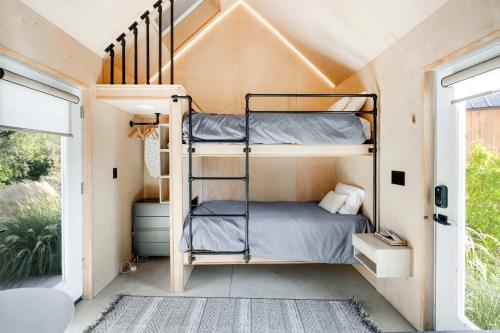 Bunkies- The Hold - main image