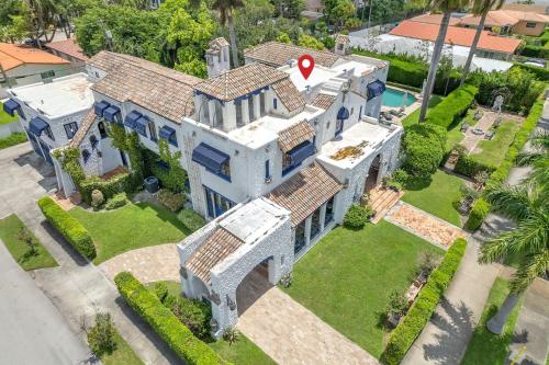 Lovely Andalusian Villa: Nature History Combined in Hollywood, USA