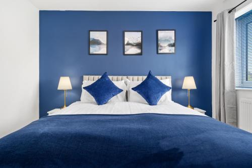 Superb Two Bedroom House close to Etihad & Coop Live - Private & Free Parking, Манчестер