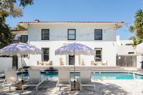 HUGE outdoor patio with Pool and BBQ - Sleeps 19 in Austin, USA