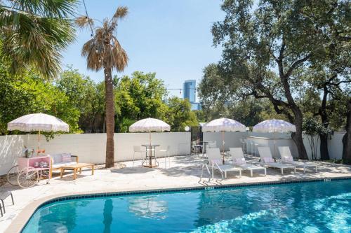 HUGE outdoor patio with Pool and BBQ - Sleeps 19 in Austin, USA