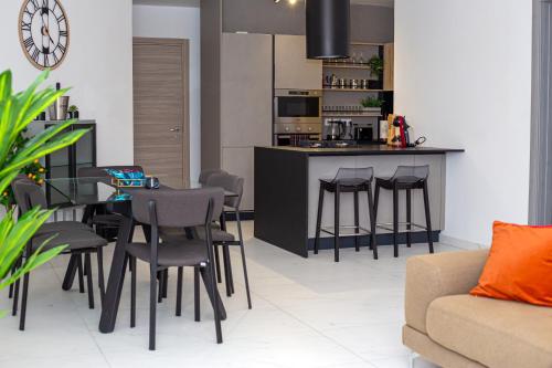 Modern Hennessy Apartment Room Type - Three-Bedroom Deluxe Apartment