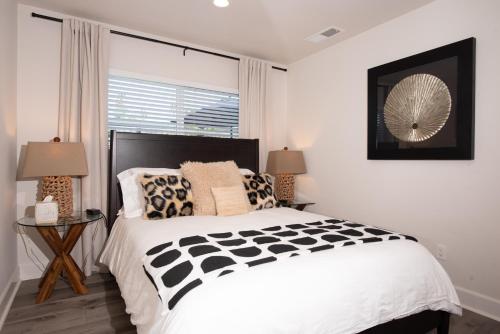 Modern 1 BR Cottage Steps 2Beach in San Diego, USA