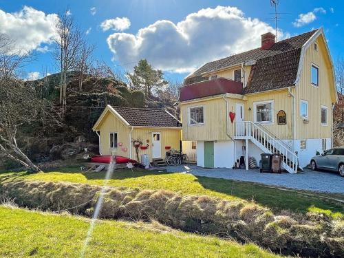 8 person holiday home in KLÖVEDAL-By Traum