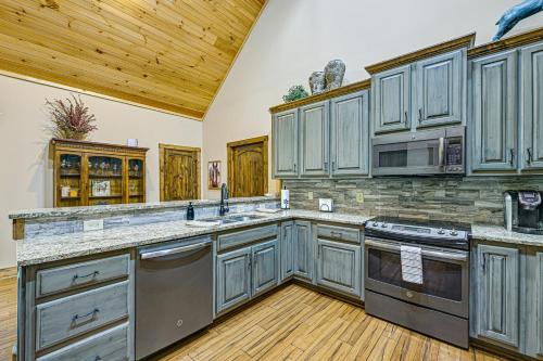 28 Acres Home with Deck, Barn and Fire Pit in Otto! in Otto, USA