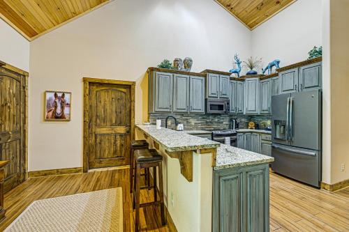 28 Acres Home with Deck, Barn and Fire Pit in Otto! in Otto, USA