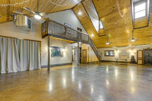 28 Acres Home with Barn and Fire Pit Near Franklin! in 迪拉德