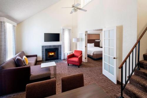 2 queen beds, 1 sofa bed