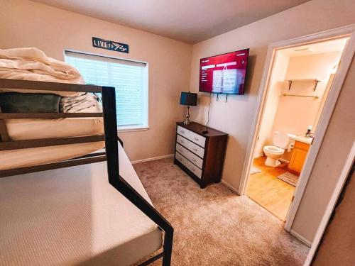 Palmer Lake near AF Academy Pet Friendly King Bed 4 TVs in Palmer Lake, USA