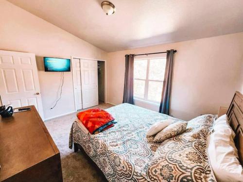 Palmer Lake near AF Academy Pet Friendly King Bed 4 TVs in Palmer Lake, USA