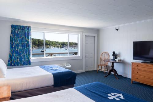Deluxe Queen Room with Two Queen Beds with Balcony - Full Harbor View