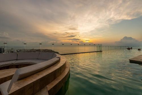 Swimming pool, Espectacular Vista al Mar and Historic Center 2BR in Villa Barraza