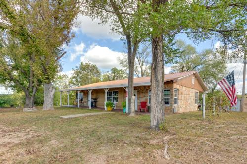 ‘Cobblestone Cottage' - 10 Mi to Pomme de Terre! in Galmey (MO)
