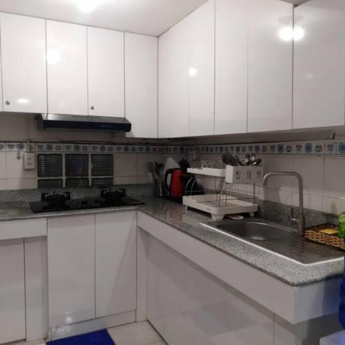 CheapEntireHouse Mel Place in Mandaue with Netflix for 5pax or more in Consolacion