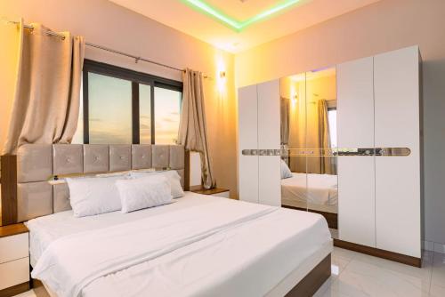 A J Residences in 布魯夫特