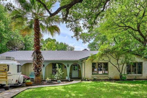 5BR Double Unit On Creek - LARGE YARD - Sleeps 12 in Austin, USA