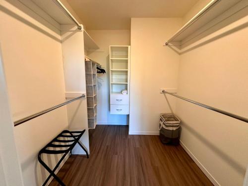 Flexhome East Side 1BR EC1 - Brady Fiserv Balcony in Milwaukee, USA