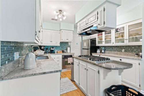 Very Cozy Home On a Creek - Sleeps 8 - image 5