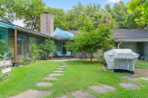 Very Cozy Home On a Creek - Sleeps 8 - image 4
