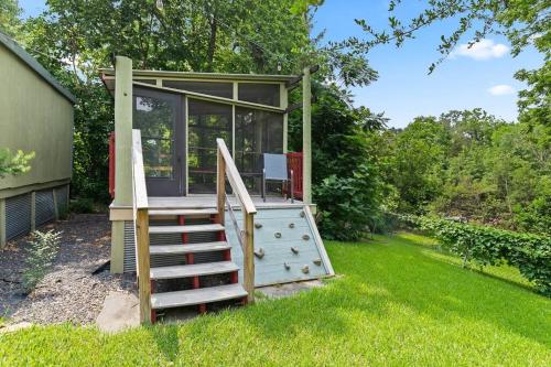 Very Cozy Home On a Creek - Sleeps 8 - image 3