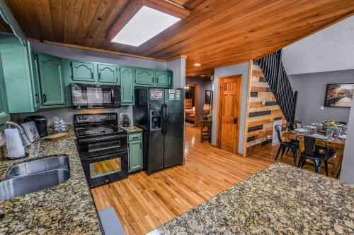 Kitchen, Pure & Simple cabin in Pittman Center