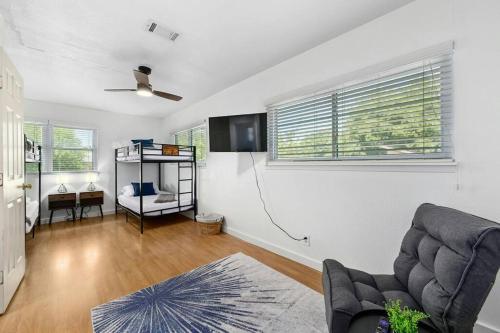 Luxury 5BD 5min DownTown Airport and Firepit BBQ in Austin, USA