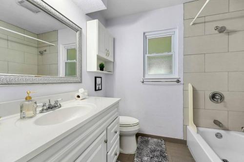 Luxury 5BD 5min DownTown Airport and Firepit BBQ - image 2