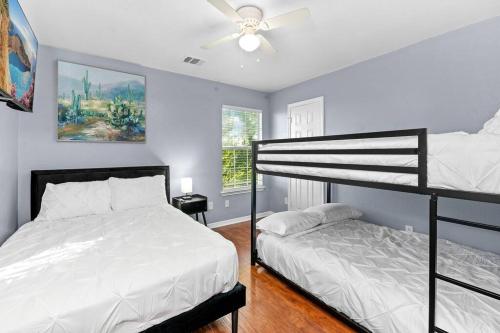 Luxury farmhouse - 10 min from DT - sleeps 10