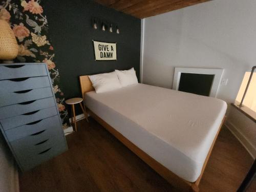 Cozy and Tranquil 1-bedroom condo with WiFi, AC in Historic Salem in Salem, USA