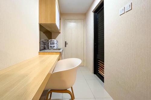 Simply Look Studio at 21st Floor De Prima Apartment By Travelio - image 2