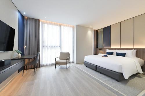 Deluxe King Room room in GM Estate Hotel and Executive Apartments Bangkok Sukhumvit 20