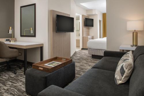 Executive Double Queen Suite with Sofa Bed image 5